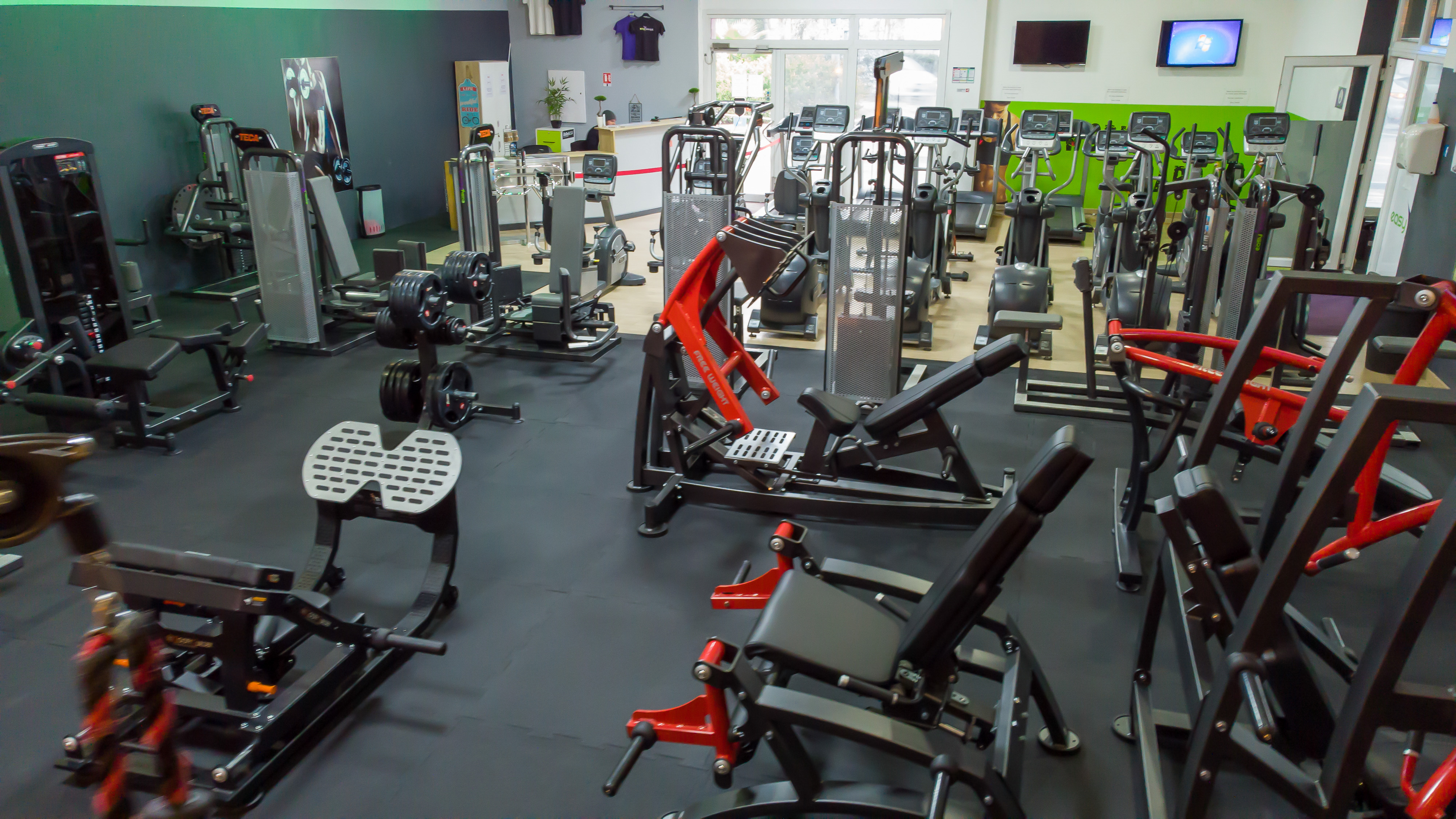 Vue panoramique de la salle de sport Easy Sculpt a Cagnes-sur-Mer avec machines de musculation et espace cardio